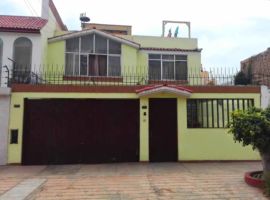 CASA EN VENTA DE DOS PISOS Y AZOTEA UBICADA ALT. DE AV. LA MAR CDRA. 17 CON AV. JUAN VALER (EX CUEVA) A ESPALDA DEL PARQUE KENNEDY.